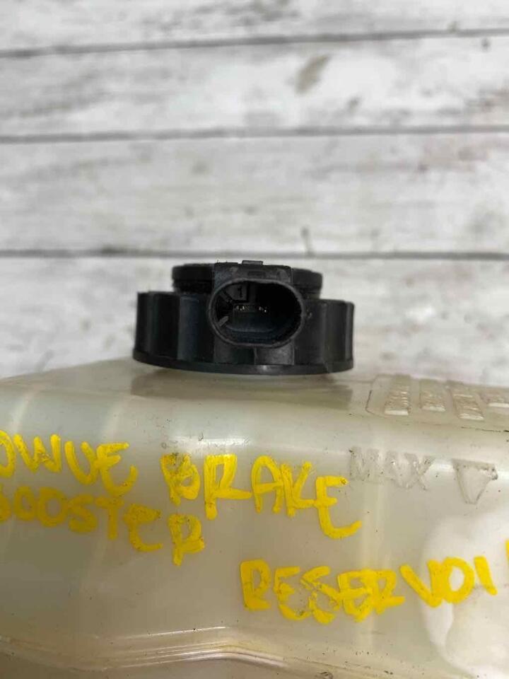 Bmw X1 brake fluid tank reservoir 2015 OEM assy 033350886541 INSIDE AUTO
