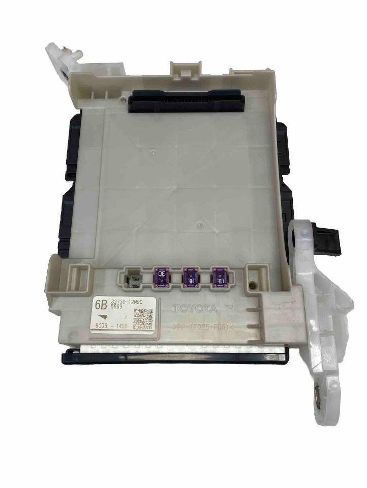Relé fusible de cabina para caja de conexiones Toyota Corolla (2020-2023) OEM 8273012N90