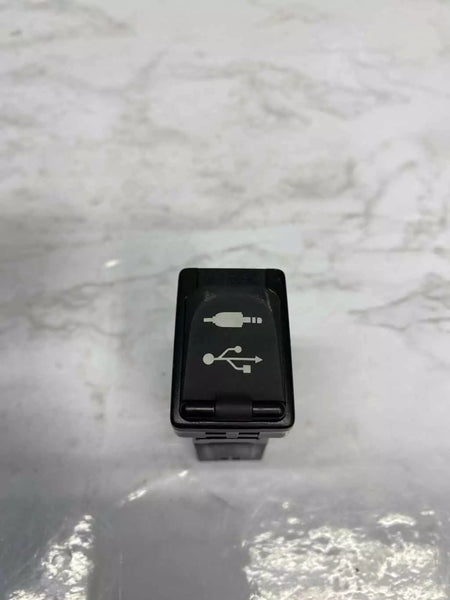 ADAPTADOR AUXILIAR DE AUDIO CON PUERTO USB PARA CONSOLA CENTRAL DE TOYOTA HIGHLANDER 2019 861900R010
