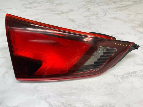 17 18 19 NISSAN ROGUE SPORT LUZ TRASERA LADO IZQUIERDO MONTADA EN PUERTA ELEVADORA OEM 265556MA5A