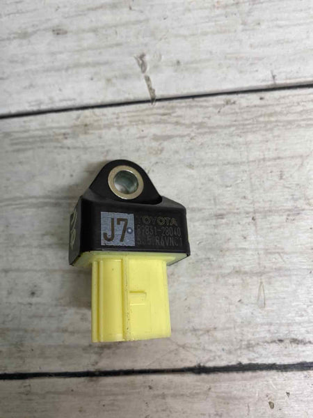 SENSOR DE IMPACTO DE COLISÃO TRASEIRO DIREITO OU ESQUERDO 2020 TOYOTA COROLLA OEM 8983128040