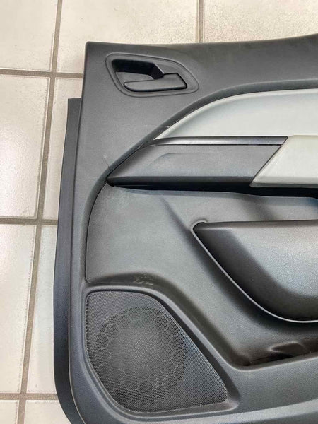 15 22 CHEVY COLORADO PANEL DE MOLDURA DE PUERTA TRASERA DERECHA 84725427 TIENE UNA PEQUEÑA PIEZA ROTA