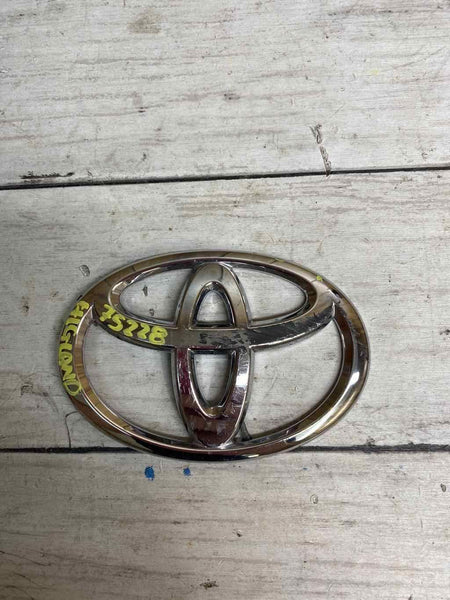 Emblema de parrilla delantera Toyota Highlander 2020 OEM 90975A2011