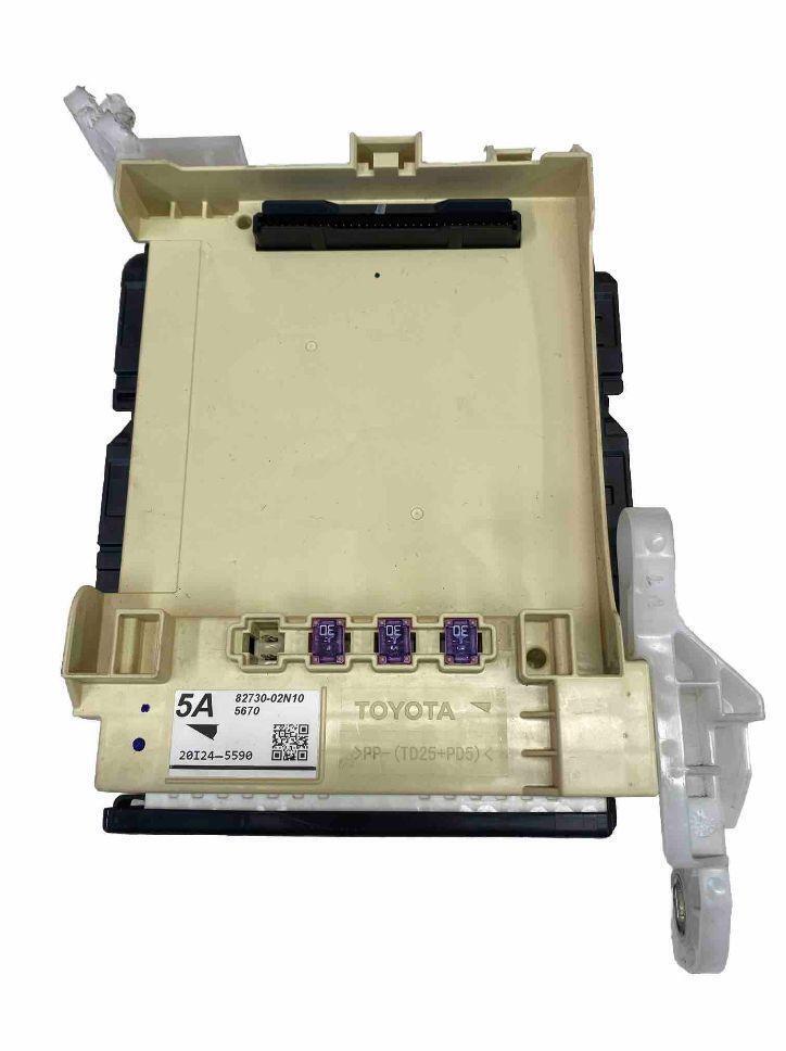 Caja de conexiones para Toyota Corolla 2021, relé y fusible, conjunto OEM 8273002N10