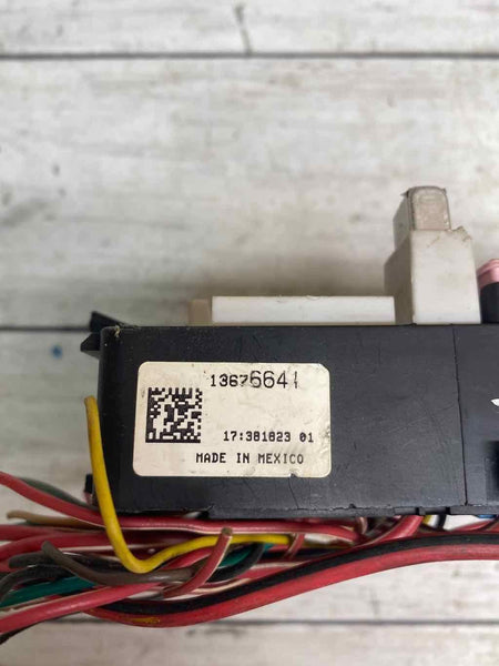 Caja de relé de fusibles del interior de la cabina del Chevy Camaro 2015 OEM 13676641