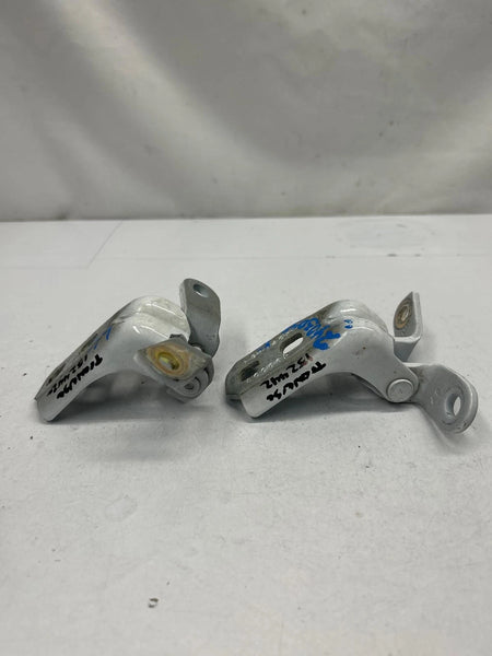 2020 CHEVY TRAVERSE DOOR HINGE FRONT LEFT SIDE OEM 80066P WHITE 8624