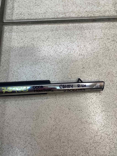 Moldura de puerta trasera izquierda cromada OEM para Toyota Camry 2018-2023