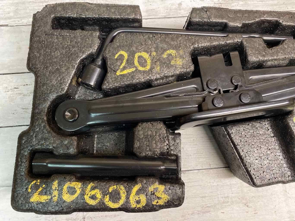 13 20 HYUNDAI SANTA FE PNEU SOBRESSALENTE MACACO FERRAMENTA MECANISMO ASSY OEM 91102W000