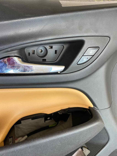 18 19 20 21 CHEVY EQUINOX MOLDURA DEL PANEL DE LA PUERTA DELANTERA IZQUIERDA CUERO MARRÓN OEM 84201123