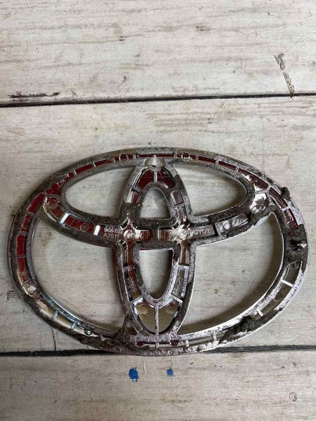 Emblema de parrilla delantera Toyota Highlander 2020 OEM 90975A2011