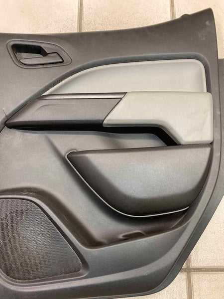 15 22 CHEVY COLORADO PANEL DE MOLDURA DE PUERTA TRASERA DERECHA 84725427 TIENE UNA PEQUEÑA PIEZA ROTA