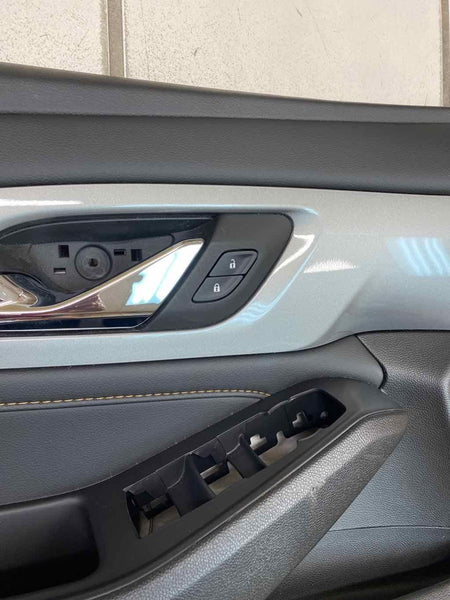 Guarnição do painel da porta Chevy Traverse 18 21 lado esquerdo dianteiro preto assy OEM 84454920