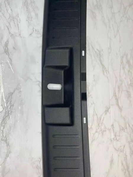 20 21 22 TOYOTA HIGHLANDER CERRADURA DEL MALETERO UMBRAL PLACA DE PROTECCIÓN MOLDEADA OEM 583870E090