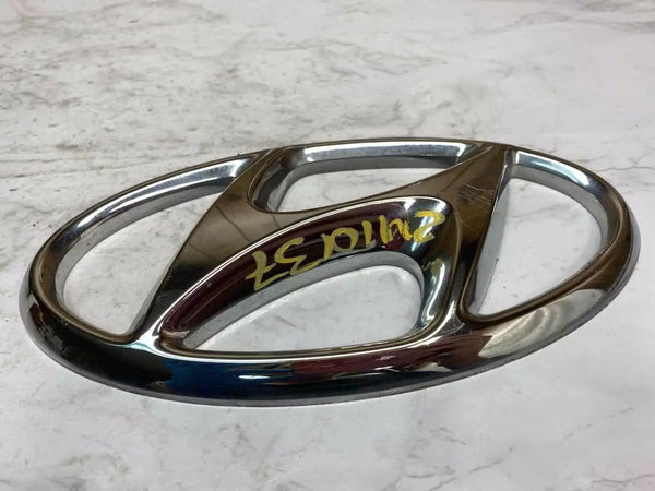 2018 HYUNDAI SANTA FE EMBLEMA DE LA PARRILLA EMBLEMA DE LA PARRILLA DELANTERA CONJUNTO DE ADORNO OEM