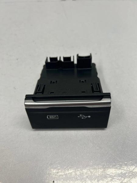 2019 JEEP CHEROKEE CENTER CONSOLE BACK USB PORT SOCKET HUB