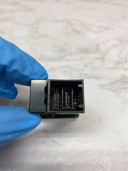 ADAPTADOR AUXILIAR DE AUDIO CON PUERTO USB PARA CONSOLA CENTRAL DE TOYOTA HIGHLANDER 2019 861900R010