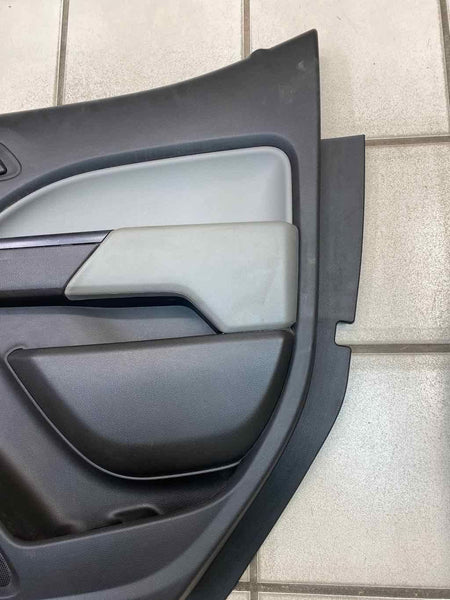 15 22 CHEVY COLORADO PANEL DE MOLDURA DE PUERTA TRASERA DERECHA 84725427 TIENE UNA PEQUEÑA PIEZA ROTA