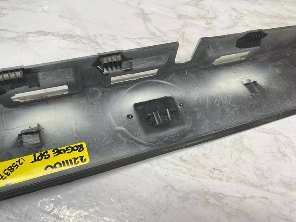 17 18 19 20 21 22 NISSAN ROGUE SPORT PORTÓN TRASERO MALETERO LÁMPARA DE MATRÍCULA MOLDURA 908106MA0A