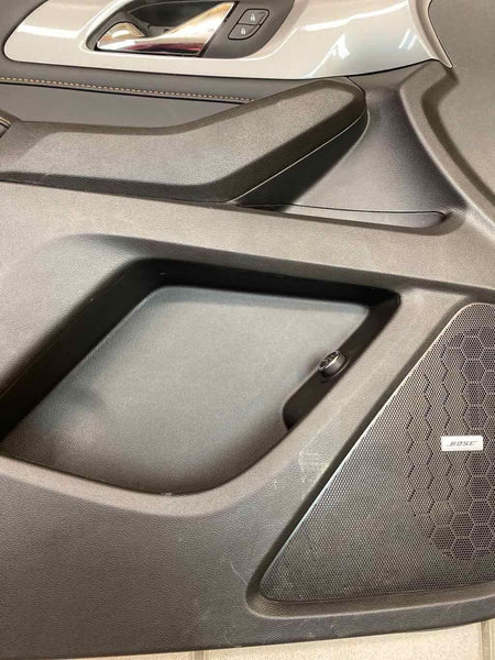 Guarnição do painel da porta Chevy Traverse 18 21 lado esquerdo dianteiro preto assy OEM 84454920