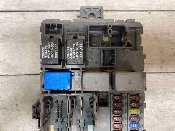 Caja de conexiones del relé de fusibles de Honda Odyssey 2011 TK8A000KA0