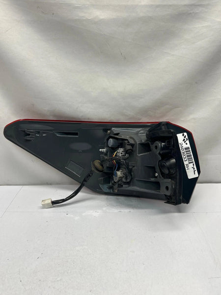 2017 TO 2019 TOYOTA HIGHLANDER TAIL LIGHT RIGHT SIDE QUARTER PANEL OEM 815500E160