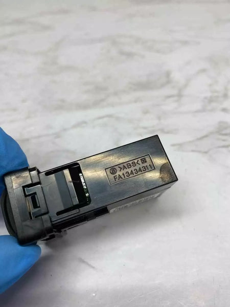 ADAPTADOR AUXILIAR DE AUDIO CON PUERTO USB PARA CONSOLA CENTRAL DE TOYOTA HIGHLANDER 2019 861900R010