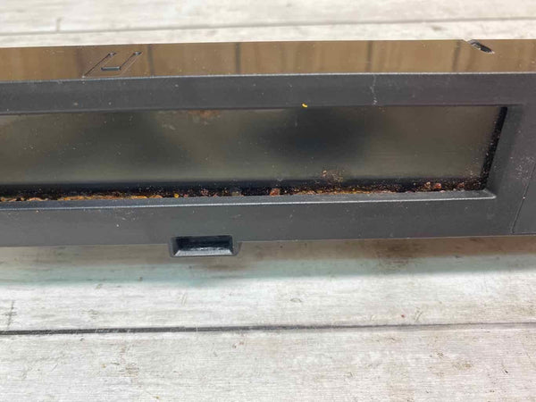 La pantalla de la radio am fm 13 15 de Mazda 5 OEM CG40611J0 tiene algo de óxido