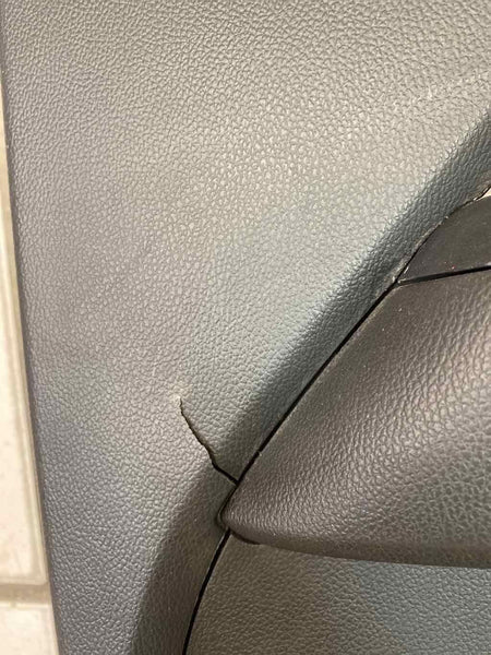 15 22 CHEVY COLORADO PANEL DE MOLDURA DE PUERTA TRASERA DERECHA 84725427 TIENE UNA PEQUEÑA PIEZA ROTA