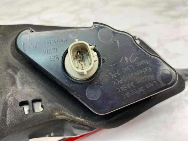 17 18 19 NISSAN ROGUE SPORT LUZ TRASERA LADO IZQUIERDO MONTADA EN PUERTA ELEVADORA OEM 265556MA5A