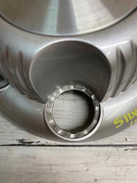 CHEVROLET SILVERADO 1500 2014 TAPA DE RUEDA TAPA DE CUBO OEM 22837059 FALTA UNA OREJA
