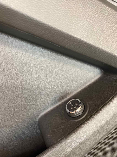 Guarnição do painel da porta Chevy Traverse 18 21 lado esquerdo dianteiro preto assy OEM 84454920