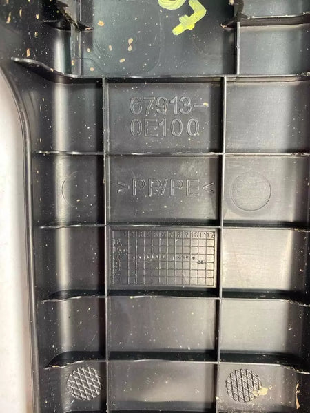 2022 23 24 TOYOTA HIGHLANDER GUARNIÇÃO DA PLACA DE AMARRAÇÃO DA PORTA DIANTEIRA LADO DIREITO OEM 679130E1000