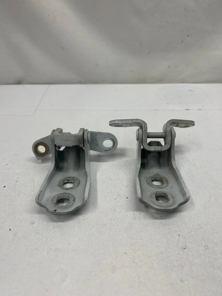 2020 CHEVY TRAVERSE DOOR HINGE FRONT LEFT SIDE OEM 80066P WHITE 8624