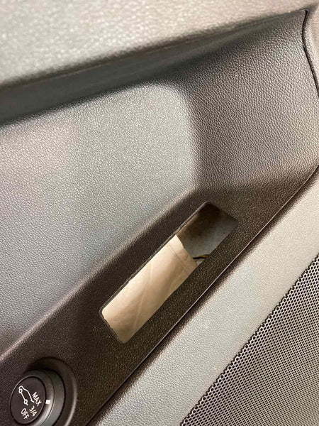 18 19 20 21 CHEVY EQUINOX MOLDURA DEL PANEL DE LA PUERTA DELANTERA IZQUIERDA CUERO MARRÓN OEM 84201123