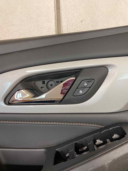Guarnição do painel da porta Chevy Traverse 18 21 lado esquerdo dianteiro preto assy OEM 84454920