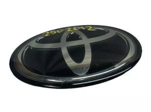 2023 TOYOTA COROLLA CROSS EMBLEM FRONT GRILLE OEM 9097502160 HAS 3 TABS BROKEN
