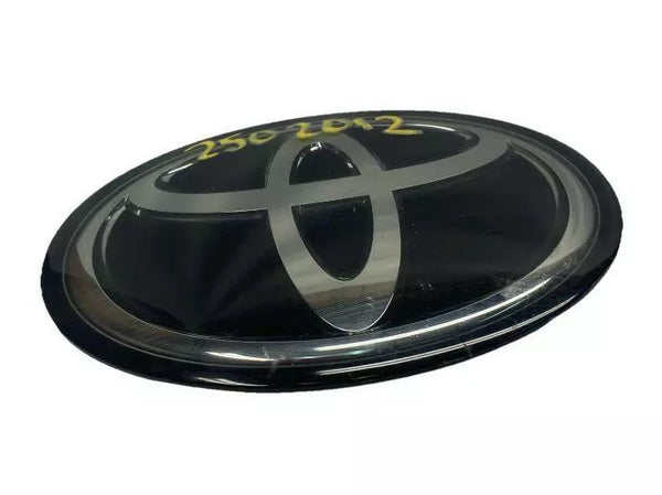 2023 TOYOTA COROLLA CROSS EMBLEM FRONT GRILLE OEM 9097502160 HAS 3 TABS BROKEN