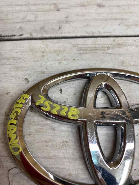 Emblema de parrilla delantera Toyota Highlander 2020 OEM 90975A2011