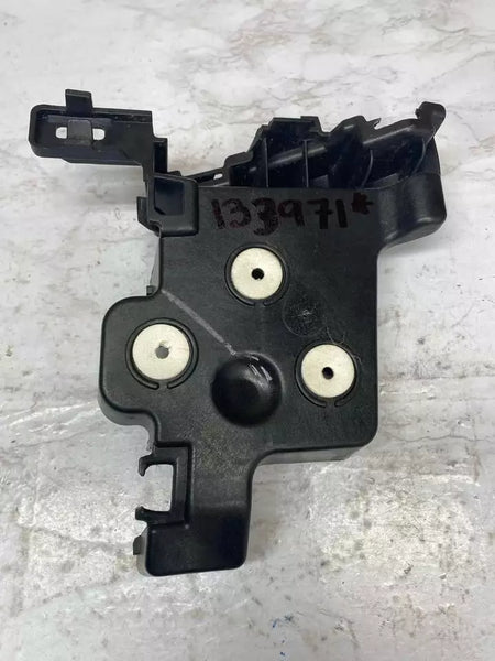 18 TO 24 CHEVY EQUINOX REAR BUMPER LEFT SIDE TAILLIGHT LAMP BRACKET OEM 84162905