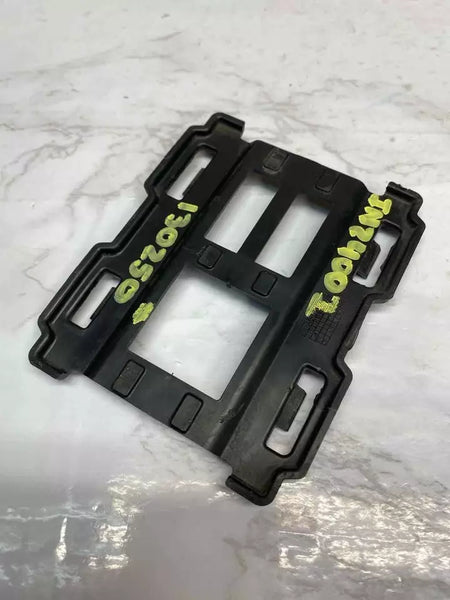 14 15 16 17 18 19 MERCEDES CLA250 SOPORTE DE PARACHOQUES TRASERO DERECHO SOPORTE INFERIOR OEM 1768850026