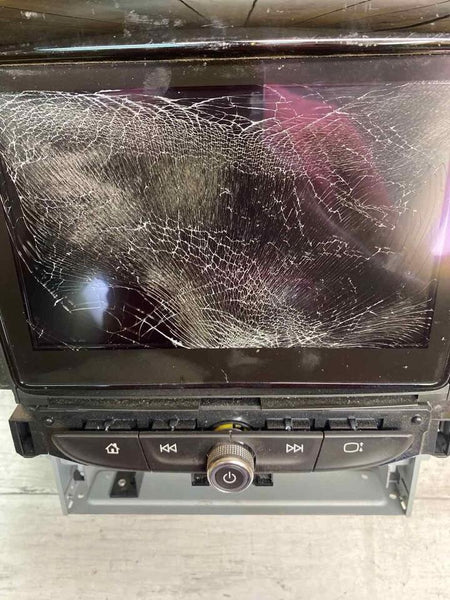 Receptor y control de pantalla de radio am fm 2022 para Chevy Traverse. OEM 86778044. La pantalla está rota, solo para repuestos.