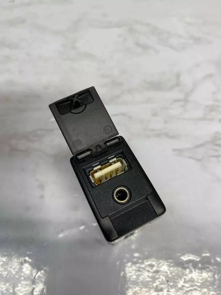 ADAPTADOR AUXILIAR DE AUDIO CON PUERTO USB PARA CONSOLA CENTRAL DE TOYOTA HIGHLANDER 2019 861900R010