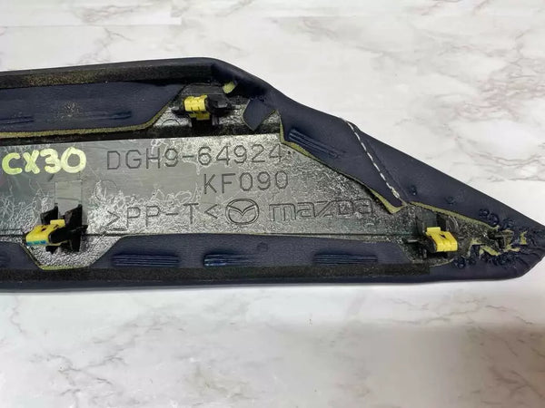 20 21 22 23 MAZDA CX-30 CONSOLE CENTRAL LADO ESQUERDO DIANTEIRO PAINEL DE COBERTURA DE ACABAMENTO OEM DGH964924
