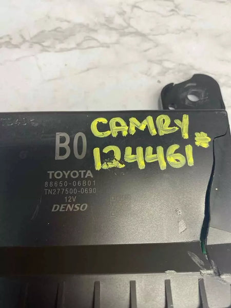 19 20 TOYOTA CAMRY CLIMATE CONTROL HVAC AC UNIT MODULE OEM 8865006B01 BROKE CASE