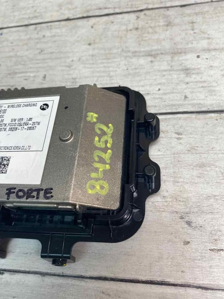 Kia Forte power inverter 20 to 22 wireless charger control module OEM 95560M6100