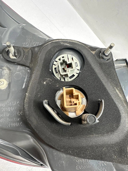 2014 TO 2016 TOYOTA COROLLA TAIL LIGHT RIGHT SIDE QUARTER PANEL ASSY OEM 8155002750