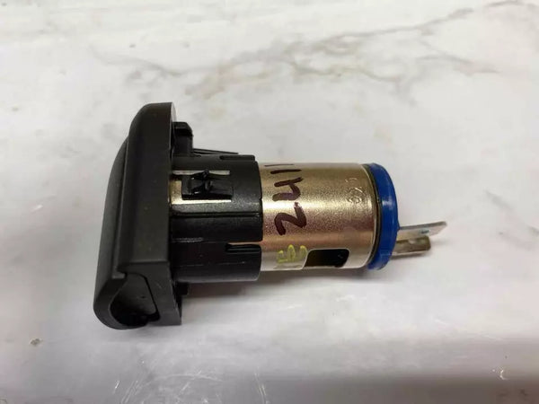 19 20 21 22 23 CONJUNTO DE TOMA DE CORRIENTE DE 12 V DE LA CONSOLA CENTRAL DEL KIA FORTE OEM