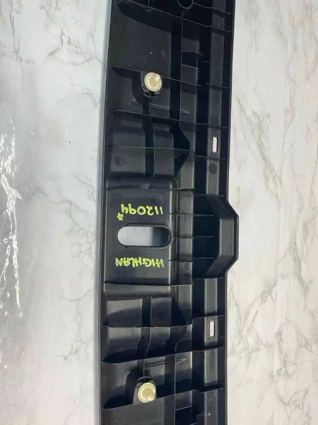 20 21 22 TOYOTA HIGHLANDER CERRADURA DEL MALETERO UMBRAL PLACA DE PROTECCIÓN MOLDEADA OEM 583870E090