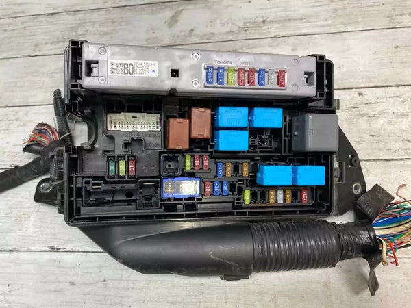 Lexus IS200T engine fuse box 2016 2017 left side fuse relay OEM assy 8266030C70