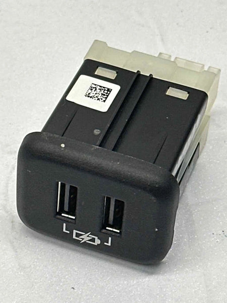 18 21 CHEVROLET TRAVERSE CENTER CONSOLE DUAL PORT USB CHARGER ASSY OEM 13539082